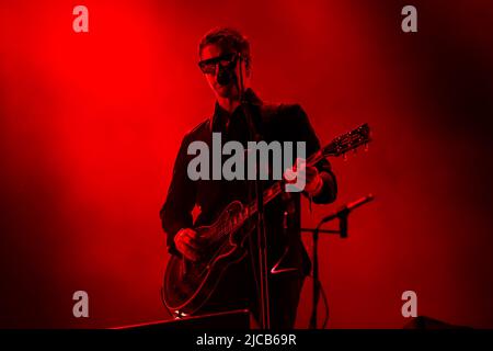 Porto, Portugal. 11.. Juni 2022. Paul Banks von der amerikanischen Rockband Interpol tritt während des NOS Primavera Sound 2022 in Porto auf der NOS-Bühne auf. Kredit: SOPA Images Limited/Alamy Live Nachrichten Stockfoto