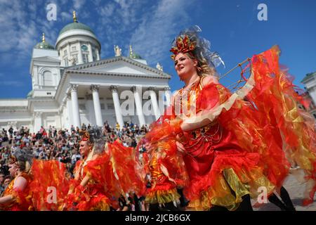 Helsinki, Finnland. 11.. Juni 2022. Samba-Darsteller in farbenfrohen Kostümen tanzen auf dem Senatsplatz während der Feierlichkeiten am 11. Juni 2022 fand in einer finnischen Hauptstadt im Rahmen der Feierlichkeiten zum Helsinki-Tag ein Samba-Karneval statt. Kredit: SOPA Images Limited/Alamy Live Nachrichten Stockfoto