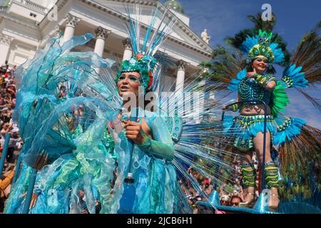 Helsinki, Finnland. 11.. Juni 2022. Samba-Darsteller in farbenfrohen Kostümen tanzen auf dem Senatsplatz während der Feierlichkeiten am 11. Juni 2022 fand in einer finnischen Hauptstadt im Rahmen der Feierlichkeiten zum Helsinki-Tag ein Samba-Karneval statt. Kredit: SOPA Images Limited/Alamy Live Nachrichten Stockfoto