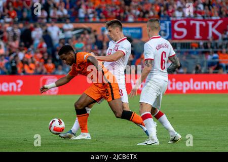 Rotterdam, Niederlande. 12.. Juni 2022. Jurrien Timber aus den Niederlanden und Krzysztof Piatek aus Polen kämpfen während des UEFA Nations League-, League A-, Group 4-Spiels zwischen den Niederlanden und Polen am 11. Juni 2022 im Feijenoord 'De Kuip'-Stadion in Rotterdam, Niederlande um den Ball (Foto von Andrew SURMA/ Quelle: SIPA USA/Alamy Live News Stockfoto