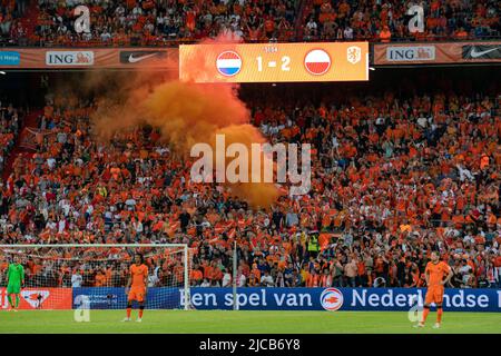 Rotterdam, Niederlande. 12.. Juni 2022. Niederländische Fans während des UEFA Nations League-, League A-, Group 4-Spiels zwischen den Niederlanden und Polen im Feijenoord 'De Kuip'-Stadion in Rotterdam, Niederlande am 11. Juni 2022 (Foto von Andrew SURMA/ Quelle: SIPA USA/Alamy Live News Stockfoto