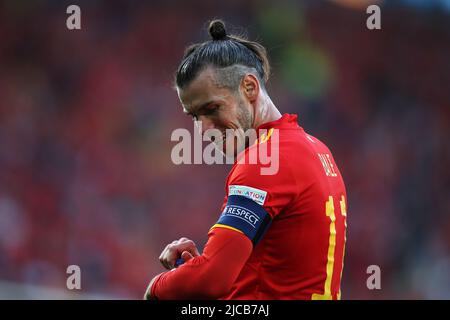 Cardiff, Großbritannien. 11.. Juni 2022. Gareth Bale aus Wales schaut zu. UEFA Nations League, Spiel der Gruppe D, Wales gegen Belgien im Cardiff City Stadium in Cardiff, South Wales, am Samstag, den 11.. Juni 2022. Nur zur redaktionellen Verwendung. Bild von Andrew Orchard/Andrew Orchard Sports Photography/Alamy Live News Credit: Andrew Orchard Sports Photography/Alamy Live News Stockfoto