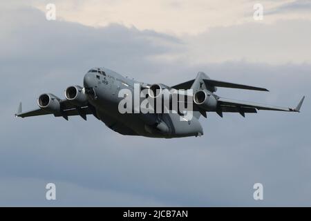 Die A41-210, eine Boeing C-17 Globemaster III, die von der Royal Australian Air Force (RAAF) betrieben wird, trägt Markierungen zum hundertjährigen Bestehen der Truppe und verlässt den Prestwick International Airport in Ayrshire, Schottland, auf einem Flug nach Polen. Stockfoto