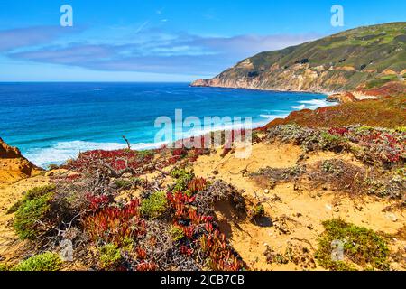 Atemberaubende sandige Küste mit Frühlingsfarben auf dem Meer Stockfoto