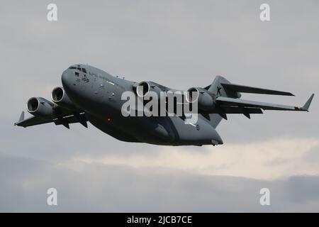 Die A41-210, eine Boeing C-17 Globemaster III, die von der Royal Australian Air Force (RAAF) betrieben wird, trägt Markierungen zum hundertjährigen Bestehen der Truppe und verlässt den Prestwick International Airport in Ayrshire, Schottland, auf einem Flug nach Polen. Stockfoto
