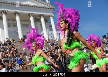 Helsinki, Finnland. 11.. Juni 2022. Samba-Darsteller in farbenfrohen Kostümen tanzen auf dem Senatsplatz während der Feierlichkeiten am 11. Juni 2022 fand in einer finnischen Hauptstadt im Rahmen der Feierlichkeiten zum Helsinki-Tag ein Samba-Karneval statt. (Foto von Takimoto Marina/SOPA Images/Sipa USA) Quelle: SIPA USA/Alamy Live News Stockfoto