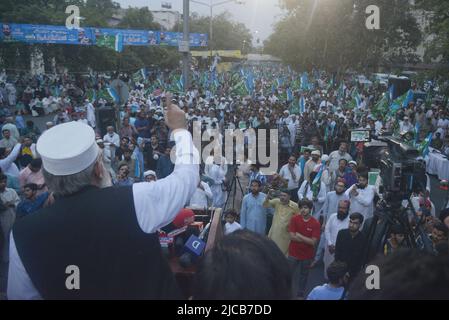 Lahore, Punjab, Pakistan. 11.. Juni 2022. Senator Siraj ul Haq, Leiter der pakistanischen Religionsgruppe Jamaat-e-Islami, sprach während der Demonstration an Unterstützer, um abfällige Verweise auf den Islam und den Propheten Muhammad zu verurteilen, die vor kurzem von Nupur Sharma, einem Sprecher des regierenden indischen Hindu-Nationalistenbharatiya Janata Partys (BJP) in Lahore, gemacht wurden. (Bild: © Rana Sajid Hussain/Pacific Press via ZUMA Press Wire) Stockfoto