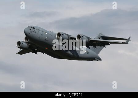 Die A41-210, eine Boeing C-17 Globemaster III, die von der Royal Australian Air Force (RAAF) betrieben wird, trägt Markierungen zum hundertjährigen Bestehen der Truppe und verlässt den Prestwick International Airport in Ayrshire, Schottland, auf einem Flug nach Polen. Stockfoto