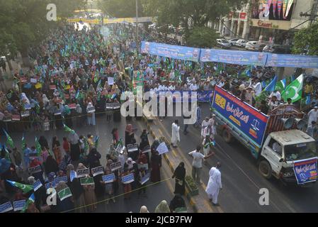 Lahore, Punjab, Pakistan. 11.. Juni 2022. Senator Siraj ul Haq, Leiter der pakistanischen Religionsgruppe Jamaat-e-Islami, sprach während der Demonstration an Unterstützer, um abfällige Verweise auf den Islam und den Propheten Muhammad zu verurteilen, die vor kurzem von Nupur Sharma, einem Sprecher des regierenden indischen Hindu-Nationalistenbharatiya Janata Partys (BJP) in Lahore, gemacht wurden. (Bild: © Rana Sajid Hussain/Pacific Press via ZUMA Press Wire) Stockfoto