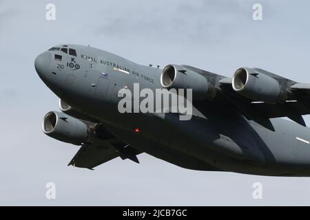 Die A41-210, eine Boeing C-17 Globemaster III, die von der Royal Australian Air Force (RAAF) betrieben wird, trägt Markierungen zum hundertjährigen Bestehen der Truppe und verlässt den Prestwick International Airport in Ayrshire, Schottland, auf einem Flug nach Polen. Stockfoto