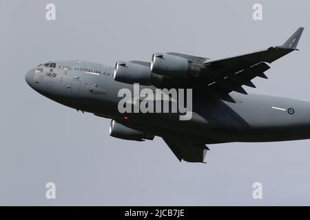 Die A41-210, eine Boeing C-17 Globemaster III, die von der Royal Australian Air Force (RAAF) betrieben wird, trägt Markierungen zum hundertjährigen Bestehen der Truppe und verlässt den Prestwick International Airport in Ayrshire, Schottland, auf einem Flug nach Polen. Stockfoto