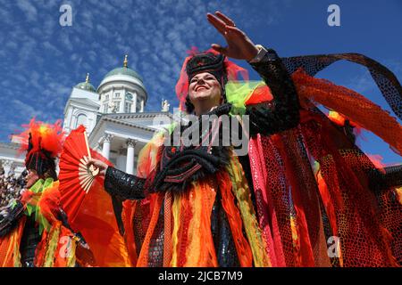 Helsinki, Finnland. 11.. Juni 2022. Samba-Darsteller in farbenfrohen Kostümen tanzen auf dem Senatsplatz während der Feierlichkeiten am 11. Juni 2022 fand in einer finnischen Hauptstadt im Rahmen der Feierlichkeiten zum Helsinki-Tag ein Samba-Karneval statt. (Foto von Takimoto Marina/SOPA Images/Sipa USA) Quelle: SIPA USA/Alamy Live News Stockfoto