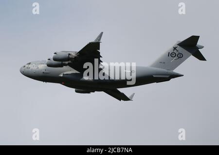 Die A41-210, eine Boeing C-17 Globemaster III, die von der Royal Australian Air Force (RAAF) betrieben wird, trägt Markierungen zum hundertjährigen Bestehen der Truppe und verlässt den Prestwick International Airport in Ayrshire, Schottland, auf einem Flug nach Polen. Stockfoto