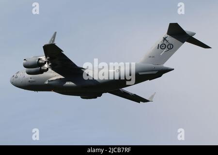 Die A41-210, eine Boeing C-17 Globemaster III, die von der Royal Australian Air Force (RAAF) betrieben wird, trägt Markierungen zum hundertjährigen Bestehen der Truppe und verlässt den Prestwick International Airport in Ayrshire, Schottland, auf einem Flug nach Polen. Stockfoto