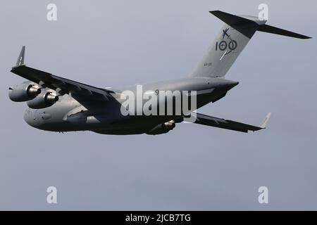 Die A41-210, eine Boeing C-17 Globemaster III, die von der Royal Australian Air Force (RAAF) betrieben wird, trägt Markierungen zum hundertjährigen Bestehen der Truppe und verlässt den Prestwick International Airport in Ayrshire, Schottland, auf einem Flug nach Polen. Stockfoto