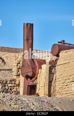 Alte Steinstruktur in der Wüste für den Boraxabbau im Death Valley Stockfoto