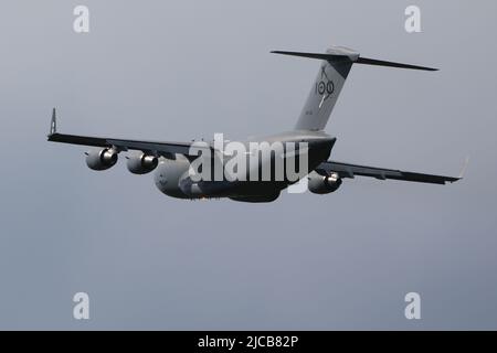 Die A41-210, eine Boeing C-17 Globemaster III, die von der Royal Australian Air Force (RAAF) betrieben wird, trägt Markierungen zum hundertjährigen Bestehen der Truppe und verlässt den Prestwick International Airport in Ayrshire, Schottland, auf einem Flug nach Polen. Stockfoto