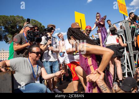 Rom, Italien. 11.. Juni 2022. Die italienische Sängerin Elodie bei der Parade der Rome Pride 2022 (Foto: © Matteo Nardone/Pacific Press via ZUMA Press Wire) Stockfoto