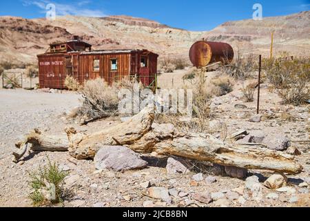 Versteinertes Holz und sandige Wüste umgeben Union Pacific verlassenen Zugwagen Stockfoto