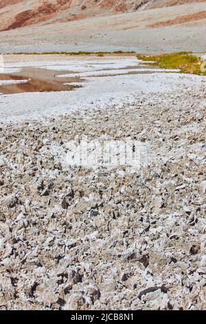 Salzformationen im Death Valley mit Wasserpfützen Stockfoto