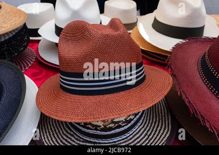 Authentische handgemachte Strohhüte aus Panama oder Paja Toquilla Hüte oder Sombreros auf dem traditionellen Outdoor-Markt in Cuenca, Ecuador. Stockfoto