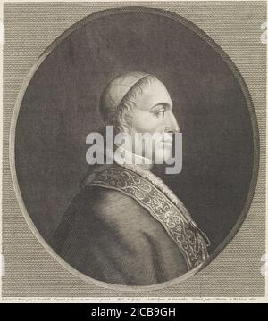 Papst Pius VII., in seinem päpstlichen Gewand gekleidet, Kalotte auf dem Kopf Büste en Profil nach rechts in oval unterhalb des Titels eine Textzeile und ein vierzeiliger Vers auf Französisch, Porträt von Papst Pius VII., Druckerei: Joseph Hunin, (auf Objekt erwähnt), Zeichner: I. Bombelli, (erwähnt auf Objekt), Mechelen, 1801, Papier, Gravur, H 357 mm × B 271 mm Stockfoto