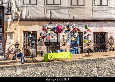 Kiew, Ukraine. 11.. Juni 2022. An einem heißen, sonnigen Tag in der Altstadt von Kiew wird ein Mann beim Hüte verkaufen gesehen. Als die Russische Föderation vor 3 und einem halben Monat in die Ukraine einmarschierte, dauern die heftigen Kämpfe im Osten des Landes an. Die Hauptstadt Kiew bleibt in relativer Sicherheit, und die Bevölkerung beansprucht den öffentlichen Raum und ebnet den Weg zur Normalisierung. Kredit: SOPA Images Limited/Alamy Live Nachrichten Stockfoto