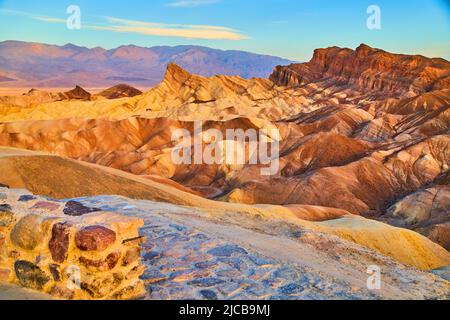 Pfad, der zur Sonnenaufgangsansicht des Zabriskie Point im Death Valley führt Stockfoto