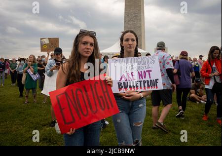 WASHINGTON DC, DC, USA. 11.. Juni 2022. Tausende von Menschen mit Regenschauern und T-Shirts versammelten sich am Samstag in Washington, um sich gegen Waffengewalt zu versammeln und um leidenschaftliche Reden von erschießenden Überlebenden und Verwandten der Getöteten zu hören, die die Epidemie des Schusstodes im ganzen Land verurteilen. (Bild: © Ardavan Roozbeh/ZUMA Press Wire) Stockfoto