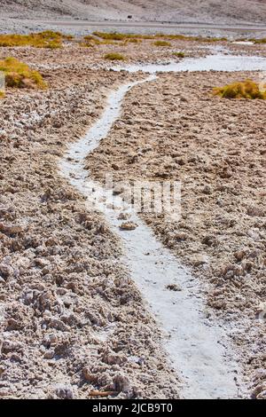 Kleiner Wanderweg durch Salzformationen im Death Valley Stockfoto