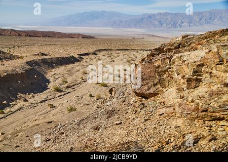 Rocky Mountains ganz in der Nähe, neben Wüstenebenen und Death Valley Bergen in der Ferne Stockfoto