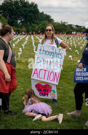 WASHINGTON DC, DC, USA. 11.. Juni 2022. Tausende von Menschen mit Regenschauern und T-Shirts versammelten sich am Samstag in Washington, um sich gegen Waffengewalt zu versammeln und um leidenschaftliche Reden von erschießenden Überlebenden und Verwandten der Getöteten zu hören, die die Epidemie des Schusstodes im ganzen Land verurteilen. (Bild: © Ardavan Roozbeh/ZUMA Press Wire) Stockfoto