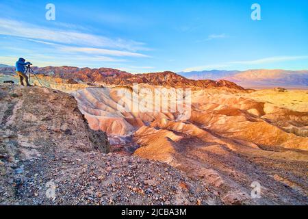 Fotograf, der atemberaubende Sonnenaufgänge in den majestätischen Wüstenbergen des Death Valley einfängt Stockfoto