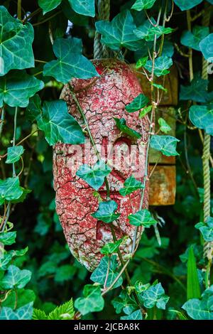 Baum mit roter Schaumstoff-Kugel-Dekoration Stockfoto
