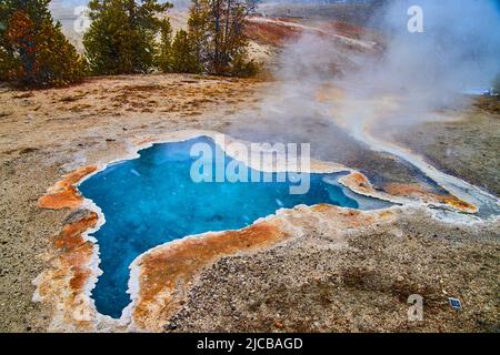 Kleine kristallklare blaue Quelle im Yellowstone National Park Stockfoto