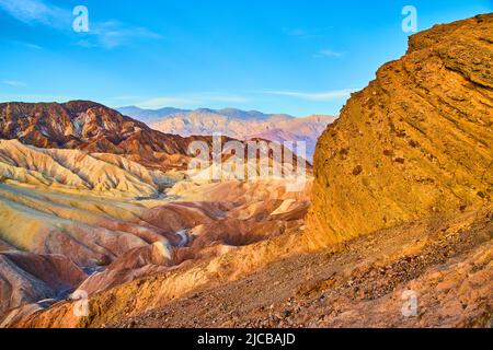 Atemberaubende Aussicht von roten Felsen auf das Death Valley bunte Schichten in den Bergen Stockfoto