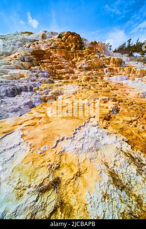 Verschneite Terrassen an heißen Quellen in Yellowstone Stockfoto