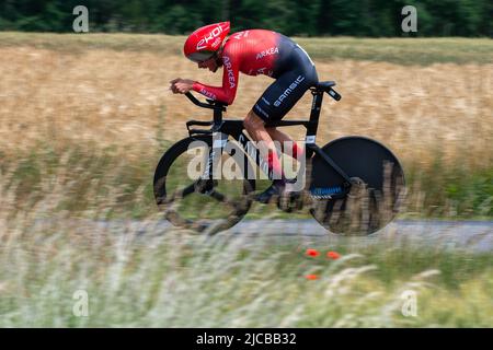 Montbrison, Frankreich. 08.. Juni 2022. Die vierte Etappe des Criterium du Dauphine Libere ist ein Einzelzeitfahren mit einer Distanz von 31,9 km zwischen Montbrison und La Bâtie d'Urfé im Département Loire. Etappensieger ist Filippo Ganna (Ineos Grenadiers Team) im Jahr 35mn 32s. Er steht vor Wout Van Aert (Jumbo Visma Team), 2. mit 2s und Eythan Hayter (Ineos Grenadiers Team) mit 17s. (Foto: Laurent Coust/SOPA Images/Sipa USA) Quelle: SIPA USA/Alamy Live News Stockfoto