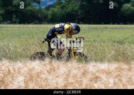 Montbrison, Frankreich. 08.. Juni 2022. Tiejs Benoot (Jumbo Visma Team) in Aktion auf der 4.. Etappe des Criterium du Dauphine 2022 die vierte Etappe des Criterium du Dauphine Libere ist ein Einzelzeitfahren mit einer Distanz von 31,9 km zwischen Montbrison und La Bâtie d'Urfé im Département Loire. Etappensieger ist Filippo Ganna (Ineos Grenadiers Team) im Jahr 35mn 32s. Er steht vor Wout Van Aert (Jumbo Visma Team), 2. mit 2s und Eythan Hayter (Ineos Grenadiers Team) mit 17s. (Foto: Laurent Coust/SOPA Images/Sipa USA) Quelle: SIPA USA/Alamy Live News Stockfoto