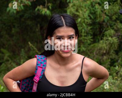 La Estrella, Antioquia, Kolumbien - Februar 13 2022: Junge Frau mit schwarzem Haar lächelt für die Kamera Stockfoto