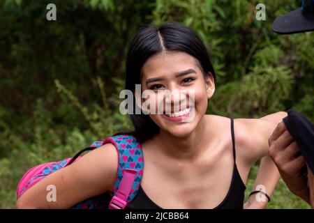 La Estrella, Antioquia, Kolumbien - Februar 13 2022: Junge Frau mit schwarzem Haar lächelt für die Kamera Stockfoto