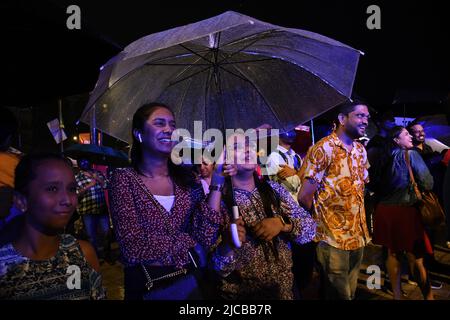 Mumbai, Indien. 11.. Juni 2022. Menschen schützen sich vor Regen unter Regenschirmen während einer Regendusche vor dem Monsun in Mumbai. Das Indian Meteorological Department (IMD) gab während des Wochenendes in der Stadt einen gelben Alarm (um vorbeugende Maßnahmen zu ergreifen) für den Monsun aus. Kredit: SOPA Images Limited/Alamy Live Nachrichten Stockfoto