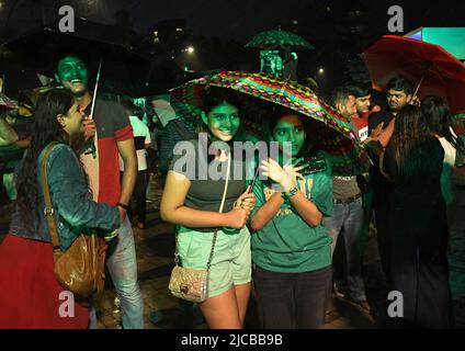 Mumbai, Indien. 11.. Juni 2022. Menschen schützen sich vor Regen unter Regenschirmen während einer Regendusche vor dem Monsun in Mumbai. Das Indian Meteorological Department (IMD) gab während des Wochenendes in der Stadt einen gelben Alarm (um vorbeugende Maßnahmen zu ergreifen) für den Monsun aus. Kredit: SOPA Images Limited/Alamy Live Nachrichten Stockfoto