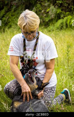 La Estrella, Antioquia, Kolumbien - Februar 13 2022: Frau mit Brille stottet ihren Hund im Wald Stockfoto