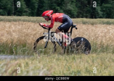 Montbrison, Frankreich. 08.. Juni 2022. Die vierte Etappe des Criterium du Dauphine Libere ist ein Einzelzeitfahren mit einer Distanz von 31,9 km zwischen Montbrison und La Bâtie d'Urfé im Département Loire. Etappensieger ist Filippo Ganna (Ineos Grenadiers Team) im Jahr 35mn 32s. Er steht vor Wout Van Aert (Jumbo Visma Team), 2. mit 2s und Eythan Hayter (Ineos Grenadiers Team) mit 17s. (Foto: Laurent Coust/SOPA Images/Sipa USA) Quelle: SIPA USA/Alamy Live News Stockfoto