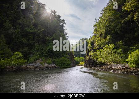 Enge Lücke in einer Felsformation im Kilim Geoforest Park, Langkawi. Der Mensch machte eine Lücke, um den Durchgang für Touristenboote durch den Mangrovenwald von t zu ermöglichen Stockfoto