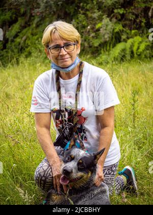 La Estrella, Antioquia, Kolumbien - Februar 13 2022: Frau mit Brille stottet ihren Hund im Wald Stockfoto