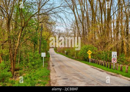 Mittelwestliche Seitenstraße im späten Frühjahr mit aufkeimenden Blättern Stockfoto