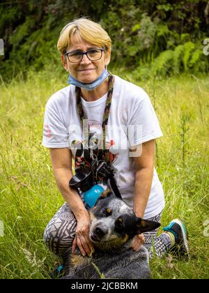 La Estrella, Antioquia, Kolumbien - Februar 13 2022: Frau mit Brille stottet ihren Hund im Wald Stockfoto