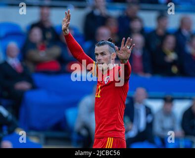 Cardiff. 12.. Juni 2022. Wales-Kapitän Gareth Bale reagiert während der UEFA Nations League Ein Fußballspiel zwischen Wales und Belgien in Cardiff, Großbritannien, am 11. Juni 2022. Quelle: Xinhua/Alamy Live News Stockfoto